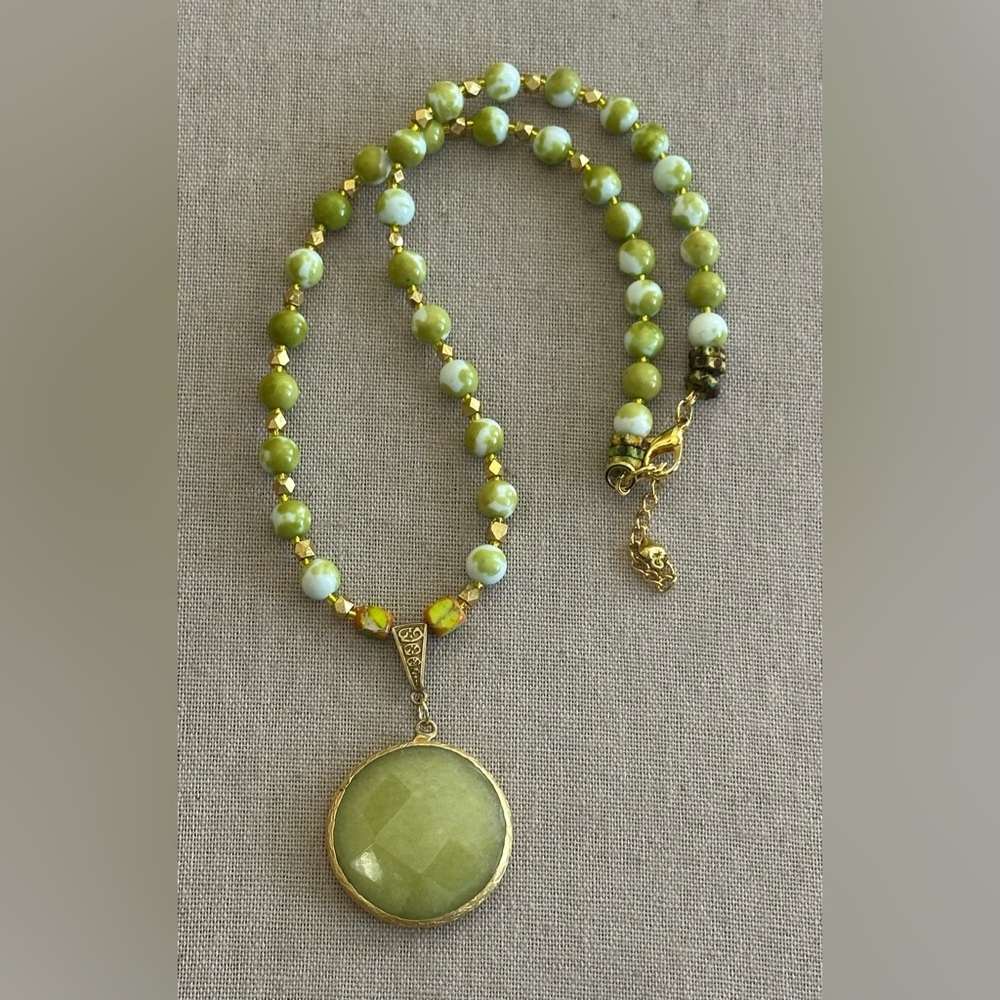 22-1/2 inch Elegant Green Beaded Necklace with Gold Accents - Picture 4 of 14